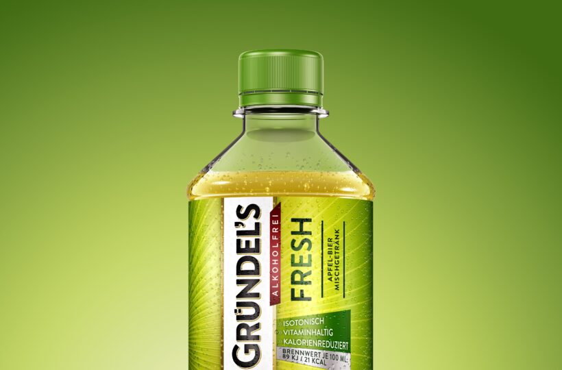 Ein CGI-Getränk: eine Plastikflasche des isotonischen Getränks GRÜNDEIS Fresh mit grünem Verschluss und Etikett, gefüllt mit gelb-grüner Flüssigkeit, vor einem grünen Hintergrund mit Farbverlauf.